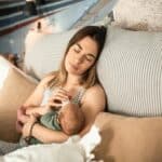 mulher com bebê representando depressão pós-parto