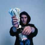 Jóvem representando a bandidolatria