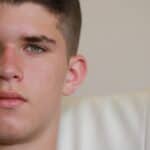 jóvem que precisa de terapia para adolescente